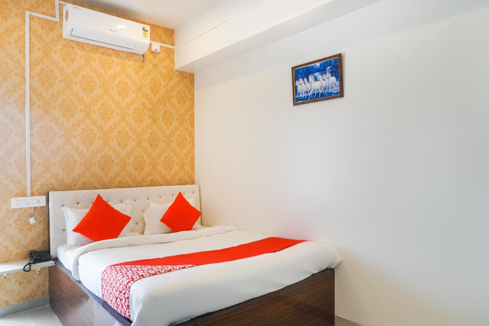 Hotel O Nitya Executive Phursungi Bagian luar foto